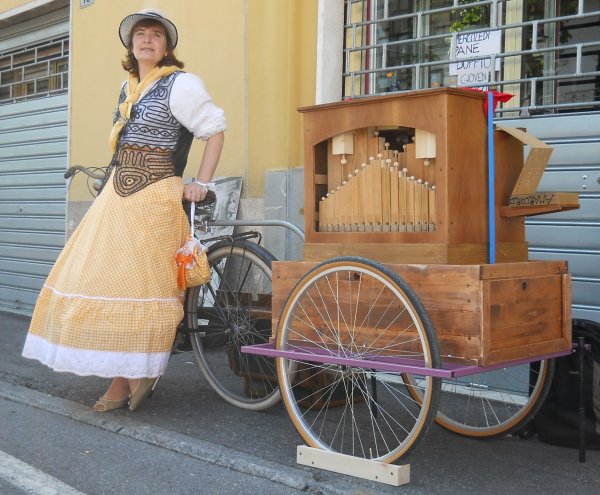 MIDIfied Mechanical One Man Band! Come and listen musical masterpieces played by an automatic ensamble coordinated by a traditional street organ!