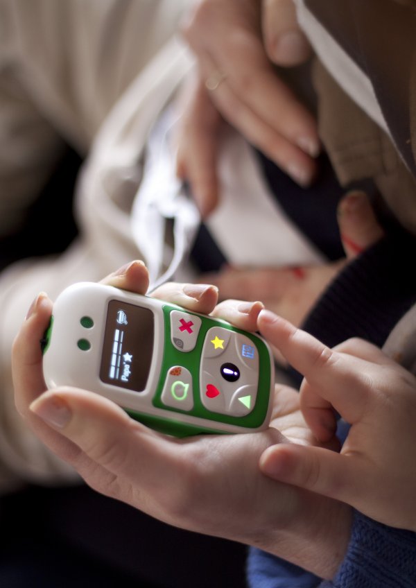 bPhone U10. Il primo telefonino di sicurezza pensato per te e per i tuoi bambini.