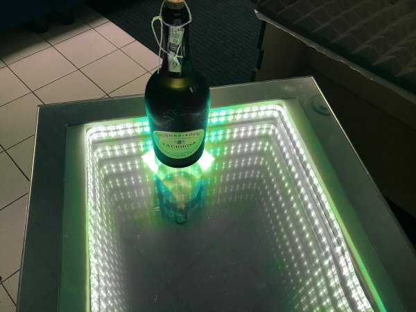 Shiny Happy Table (superficie sensibile al peso con triangolazione e feedback luminoso)