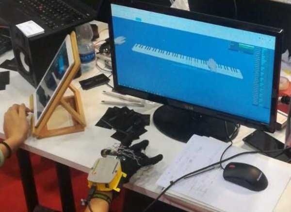 SOUNDGLOVE - Un guanto dotato di sensori in grado di suonare un pianoforte virtuale