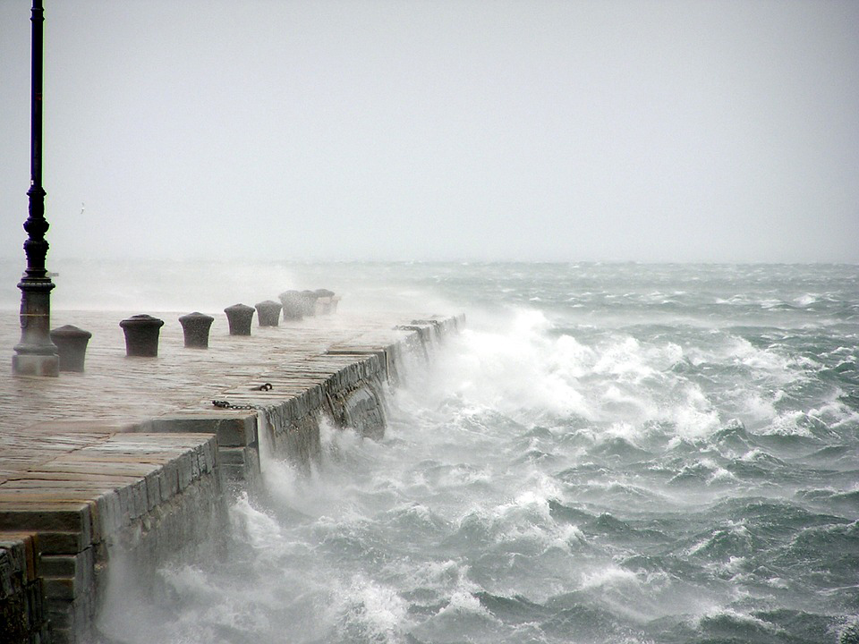 Il molo di Trieste in una giornata di Bora (foto: Max Pixel)