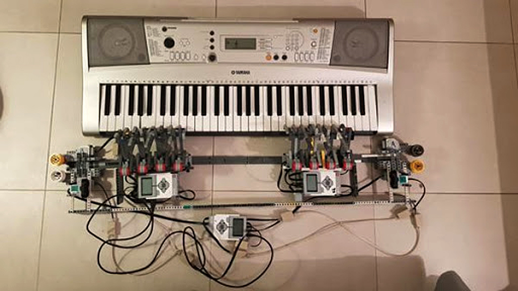 Musicurao, due mani robotiche in grado di suonare una tastiera