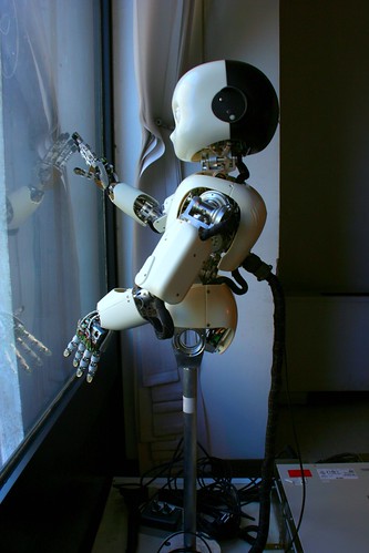 Robot dietro una finestra, che guarda fuori