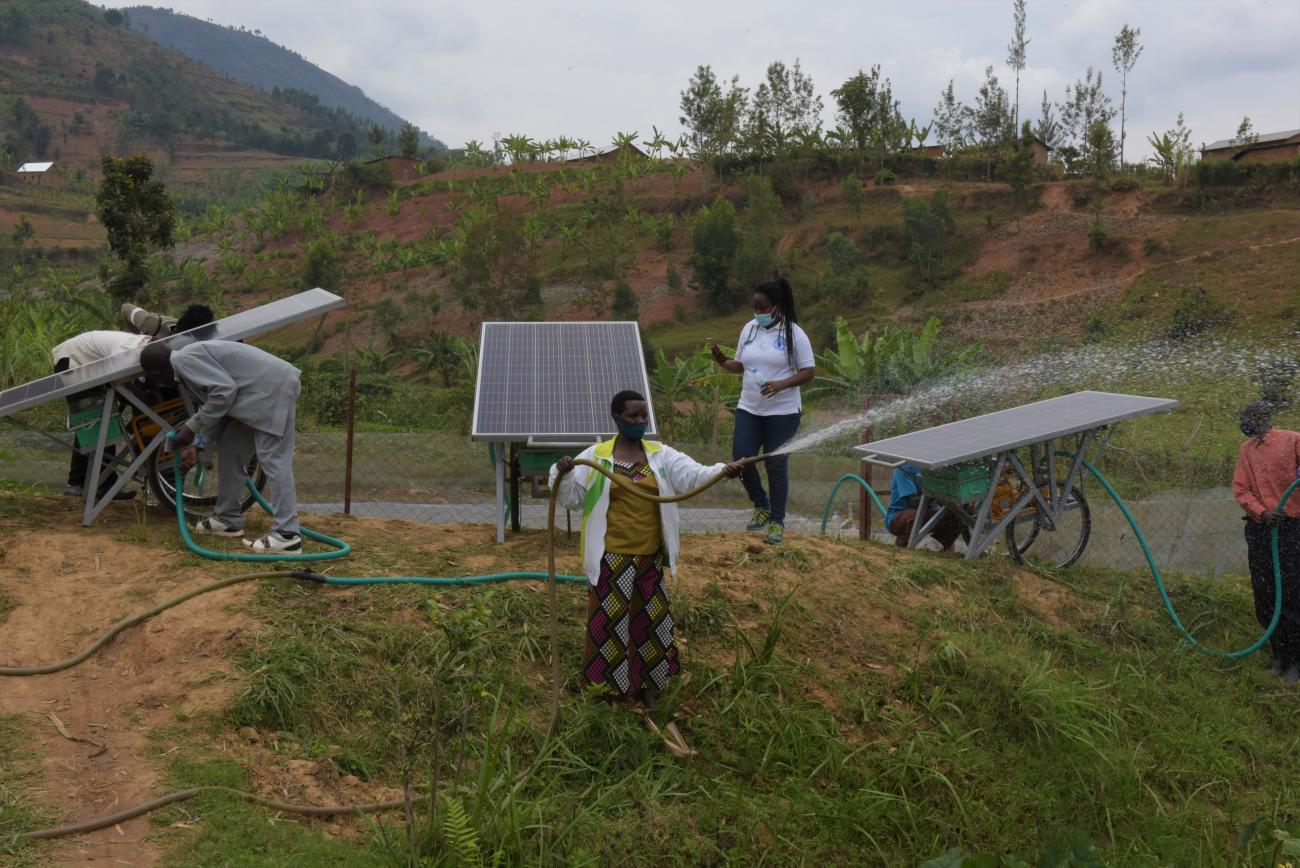Impianto solare nei campi del Rwanda
