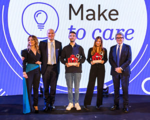 I vincitori di Make to Care 2022 sul palco della premiazione I foto: DIRE