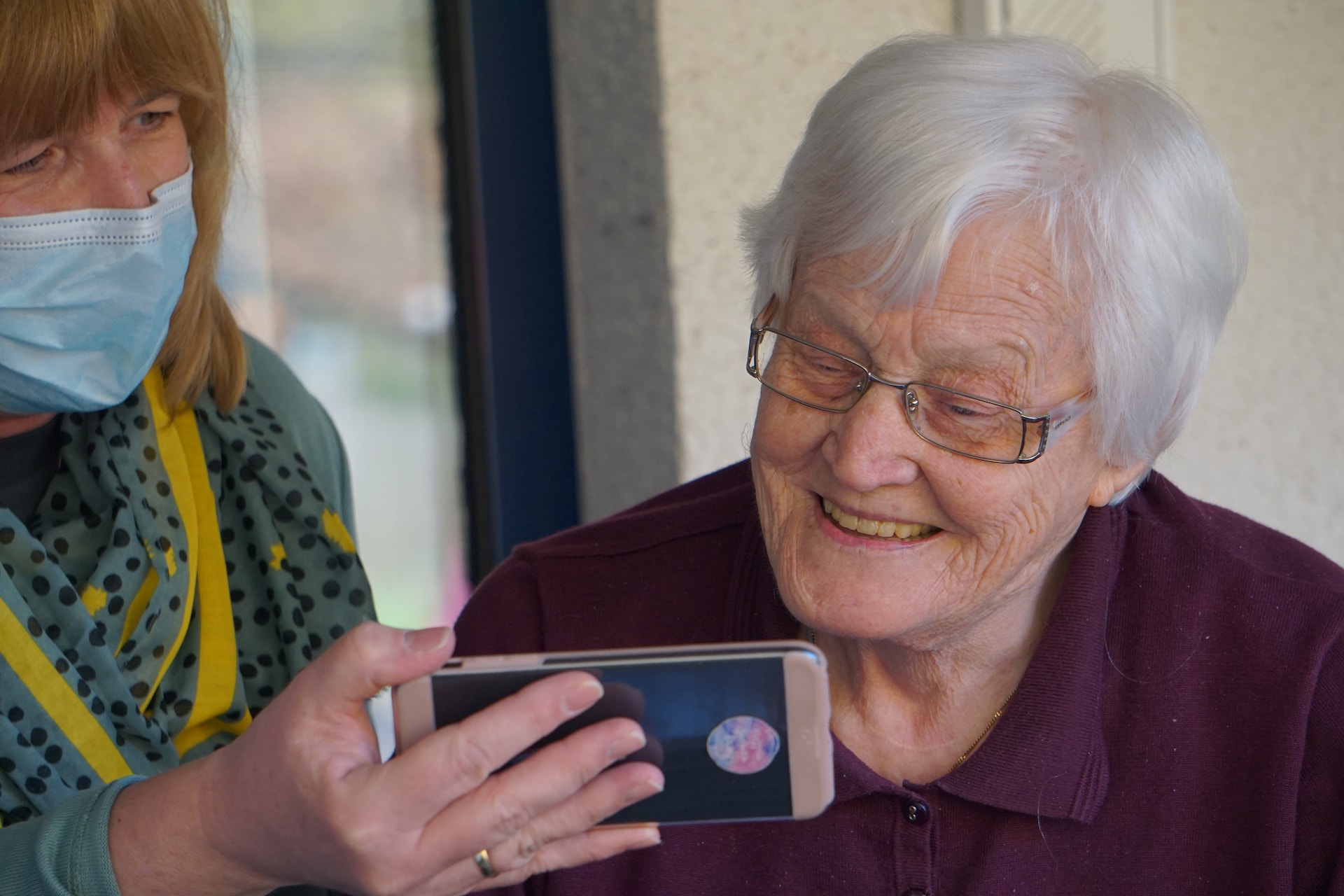 Anziana signora in videochiamata con un familiare