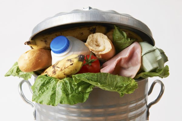 cestino dei rifiuti pieno di cibo avanzato o non consumato